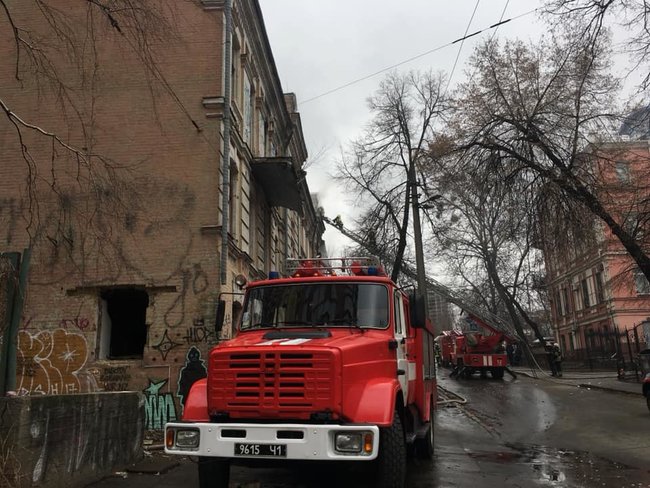 У Києві горить історична нежитлова будівля 1902 року 01