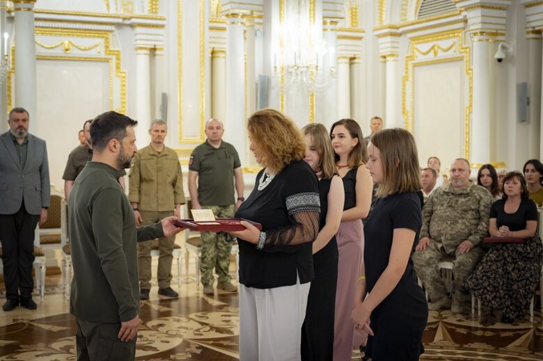 Зеленський зустрівся з рідними Героїв України