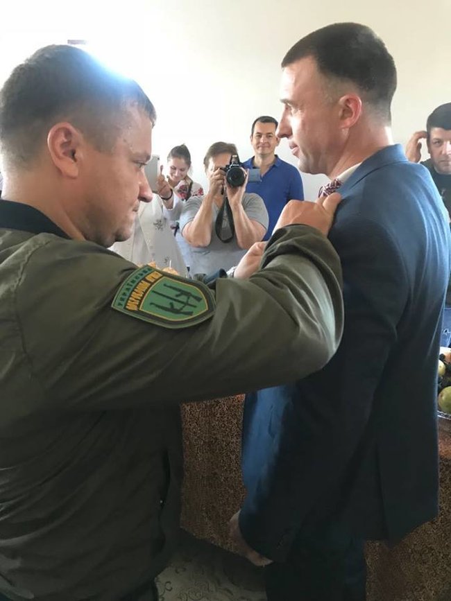 Народний герой України в Хотині: шість недержавних нагород вручили у дворі старовинної фортеці на Буковині 18