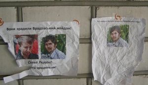 "Смерть предателям!": неизвестные атакуют родителей активиста Черного комитета. ФОТОрепортаж