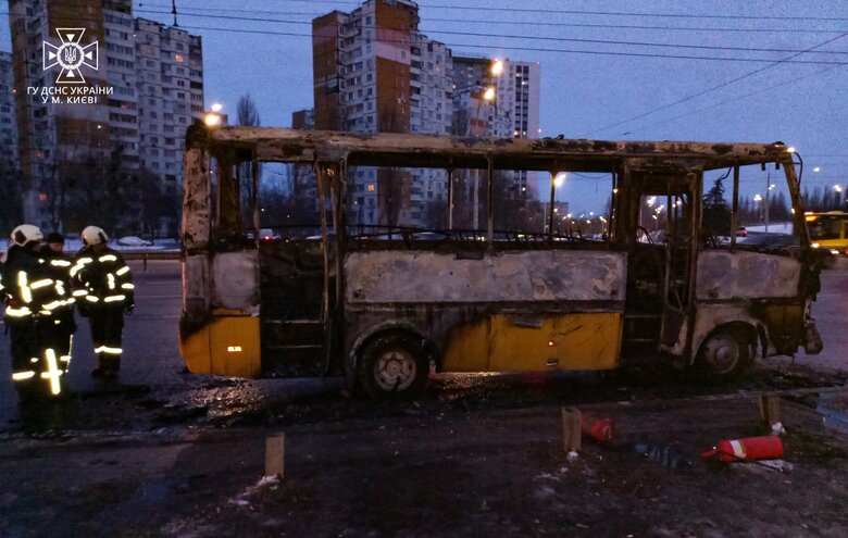 В Голосеевском районе Киева горела маршрутка 02