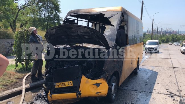 Маршрутка загорелась на ходу в Бердянске 05