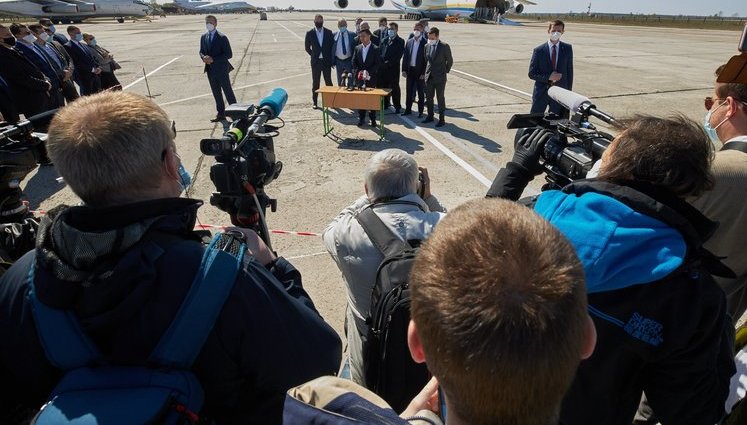 Зеленский заявил, что "Мрия" доставила рекордный груз "для больниц и аптек", а он для "Эпицентра", - журналистка Егошина. ДОКУМЕНТ