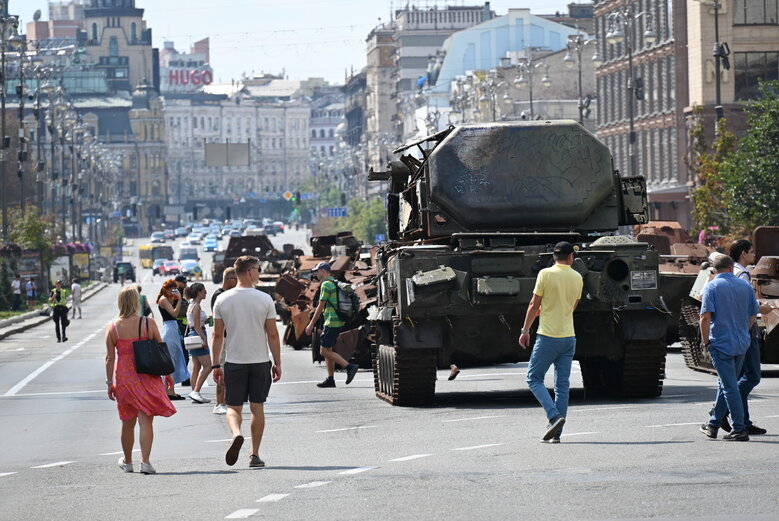 Выставка уничтоженной военной техники РФ на столичном Крещатике 15