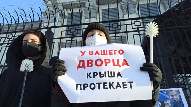 Путин боится Навального, - под посольство РФ в Киеве принесли трусы и туалетный ершик 02