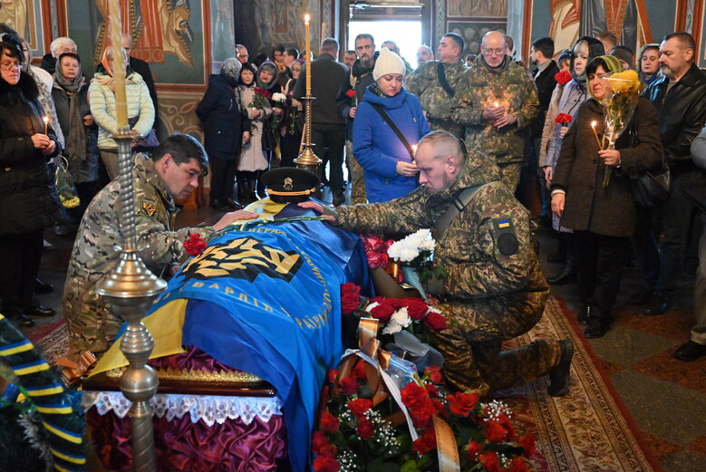 С нацгвардейцем и писателем Максимом Петренко, отдавшим жизнь за Украину, попрощались в Киеве 06