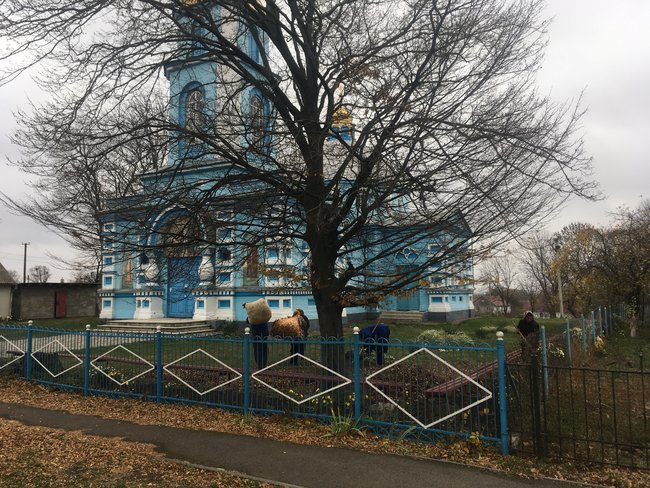 Храм розбрату: Віряни села на Рівненщині моляться в гаражі, доки триває війна церков 14