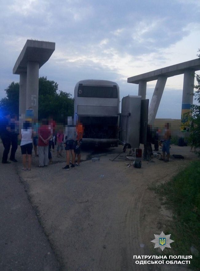Автобус із дітьми зайнявся на трасі Київ-Одеса 01