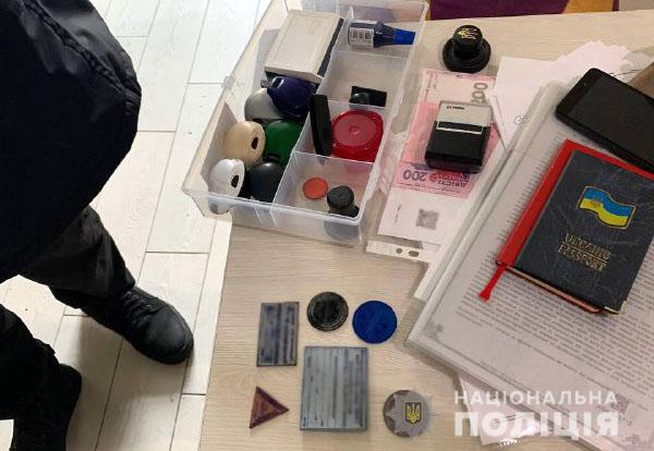 Шахрайка виготовляла вдома фальшиві довідки про проходження тесту на COVID-19 у Краматорську. За 4 місяці заробила понад 150 тис. грн, - Нацполіція 01