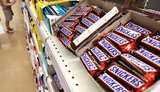 Російські супермаркети перестануть продавати батончики Snickers, Twix та Mars через високі ціни