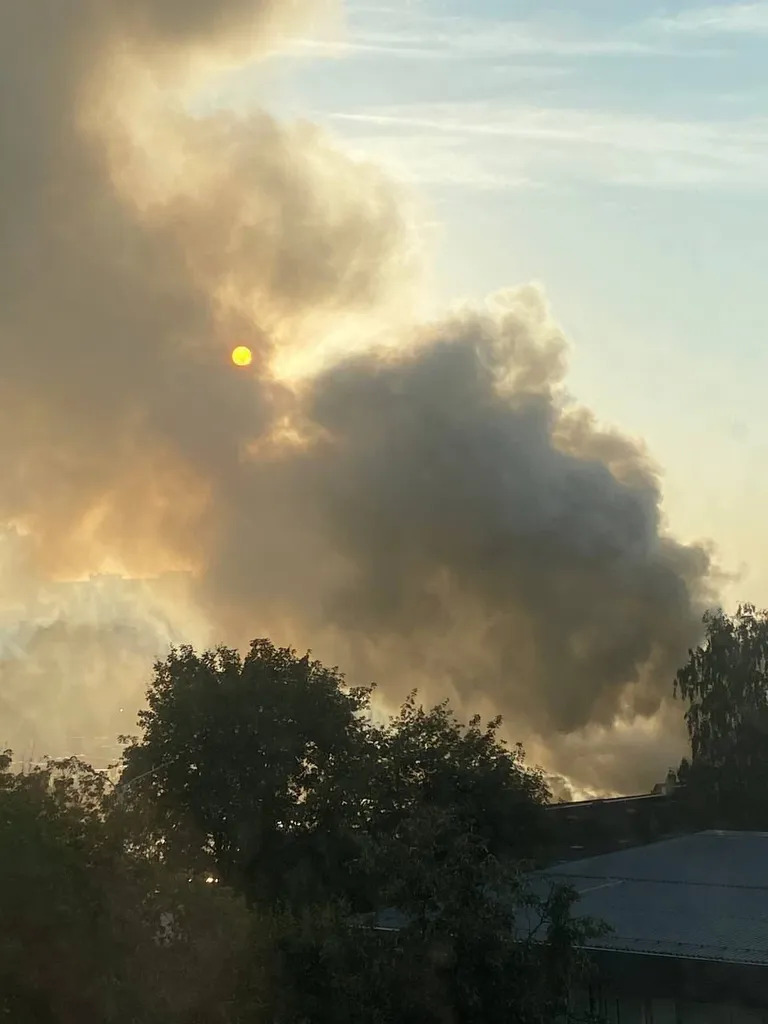 Під Москвою після атаки українського БПЛА горить цех з виробництва електроніки для ракет 01