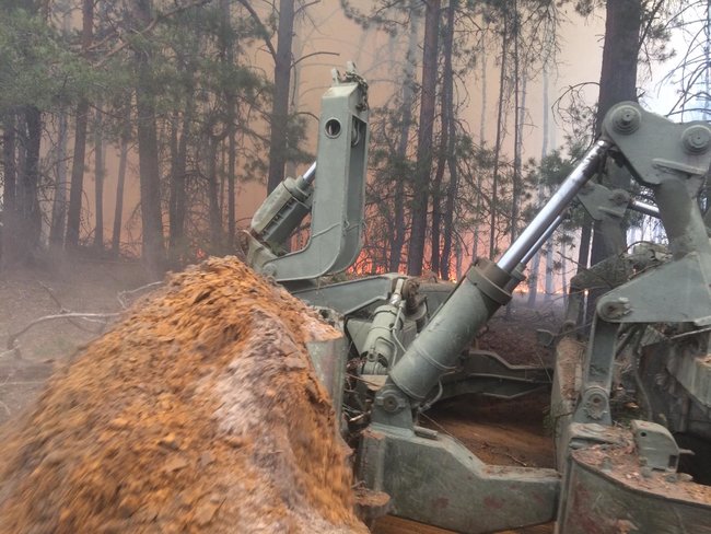 В тушении пожара в Чернобыльской зоне участвует 9 единиц специальной инженерной техники ВСУ 06