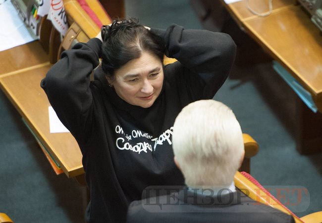 Блокування трибуни й аншлаг біля силовиків: як відбувається позачергове засідання Ради 08