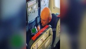 "Я тебе эту соску сейчас в жопу засуну. Нажрался, сиди спокойно": в самолете из Египта украинка обматерила мужчину, дымящего вейпом. ВИДЕО