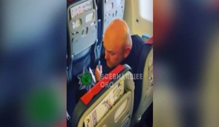 "Я тебе эту соску сейчас в жопу засуну. Нажрался, сиди спокойно": в самолете из Египта украинка обматерила мужчину, дымящего вейпом. ВИДЕО