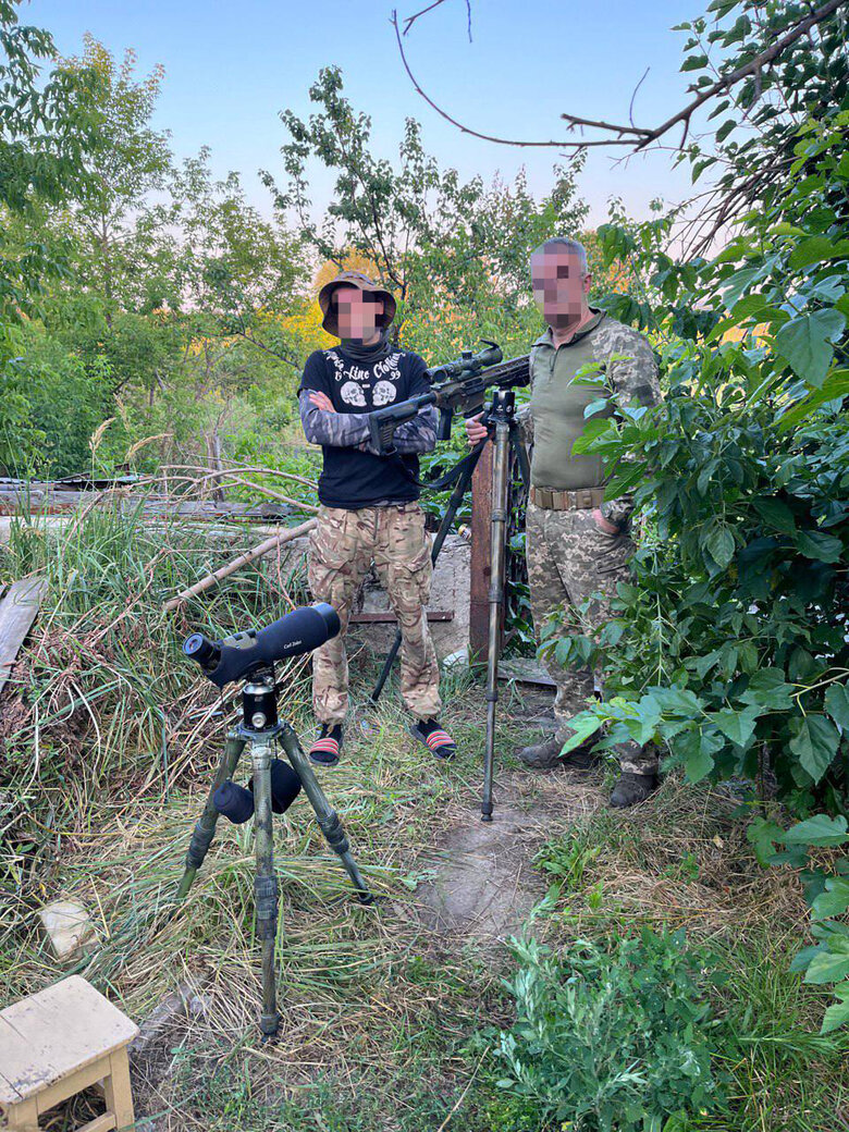 Командир снайперів Влад, позивний Санта: Проміж крапель ходжу поки. Бронік надирявили мені, таке було… 17