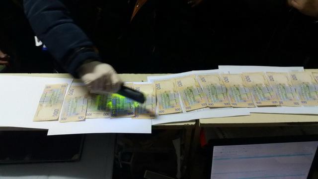 Трое полицейских задержаны на взятке 8 тысяч на Львовщине, - СБУ 02