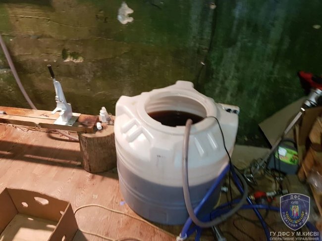 Підпільне виробництво алкогольного фальсифікату ліквідовано на Чернігівщині, вилучено продукції на 1,4 млн грн 05