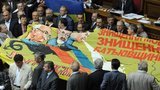 Оппозиция блокирует Раду: "Знищення мови - знищення Батьківщини!". ФОТОрепортаж