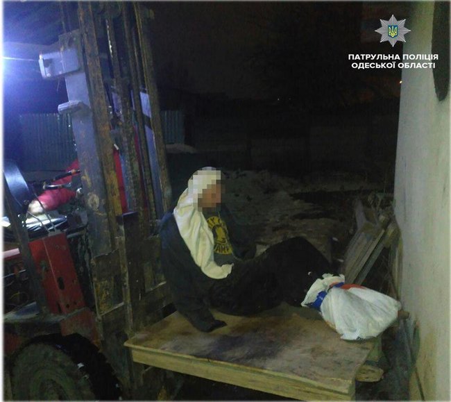 Патрульні поліцейські Одеси врятували чоловіка, який примерз до даху будинку 01