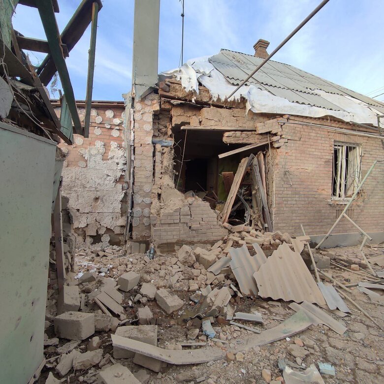 Унаслідок обстрілу окупантами Нікопольщини поранено чоловіка, пошкоджено комунальне підприємство та інфраструктурний об’єкт 02