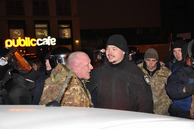Полиция задержала главу "Добровольческого движения ОУН" Коханивского после потасовки между протестующими и правоохранителями 11