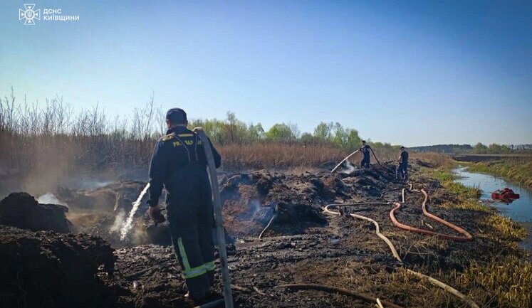 Спасатели вторые сутки подряд ликвидируют торфяной пожар возле Гостомеля, - ГСЧС. ФОТОРЕПОРТАЖ