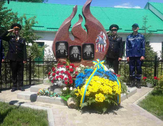 Памятний знак пожежникам-рятувальникам, які загинули на Грибовицькому звалищі, відкрили на Львівщині 01 Памятний знак пожежникам-рятувальникам, які загинули на Грибовицькому звалищі, відкрили на Львівщині 01