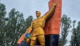 Неизвестные нарисовали черную полосу на окрашенном в красный флаге памятника воинам-освободителям в Славянске, мэр Лях обратился в полицию. ФОТО