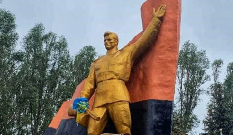 Невідомі намалювали чорну смугу на пофарбованому в червоний прапорі пам'ятника воїнам-визволителям у Слов'янську, мер Лях звернувся у поліцію. ФОТО