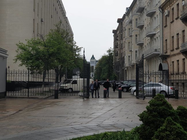 Возле Администрации Президента сделали свободный проход 02
