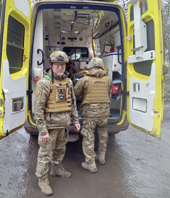 Парамедик-водій Саід Ісмагілов: Москалі, на жаль, все позаміновували. Тому під час наступу стає більше мінних травм. Солдат наступає на протипіхотну міну, відривається частина ноги… 02