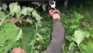 Військові ТЦК прикували наручниками до авто та забризкали газом 61-річного чоловіка на Хмельниччині. ВIДЕО