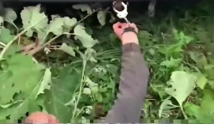 Військові ТЦК прикували наручниками до авто та забризкали газом 61-річного чоловіка на Хмельниччині. ВIДЕО
