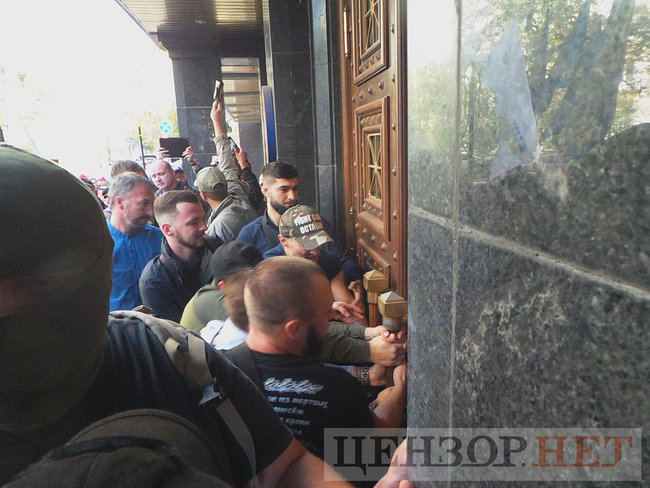 Під час мітингу під ГПУ проти екстрадиції в РФ Тумгоєва сталися сутички: мітингувальники бють вікна, їх у відповідь поливають водою зі шлангів 03