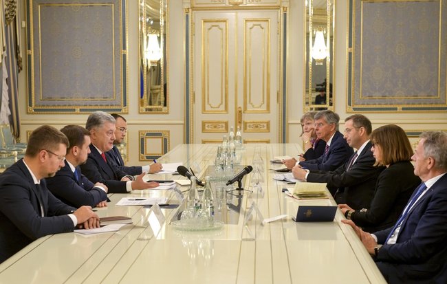 Порошенко прийняв делегацію Національного демократичного інституту США та Європейського Парламенту 01