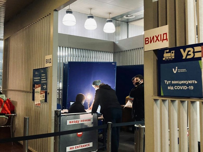 На київському вокзалі працюють два пункти вакцинації від COVID-19 02