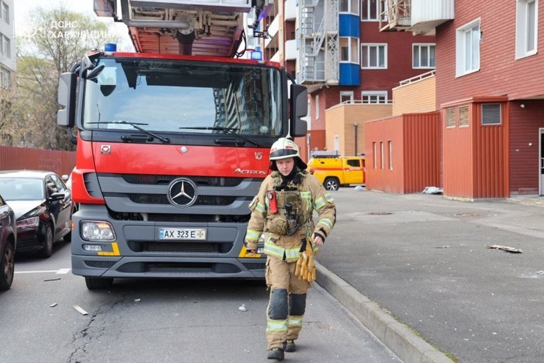 У Харкові дрон влучив у багатоповерхівку: є постраждала