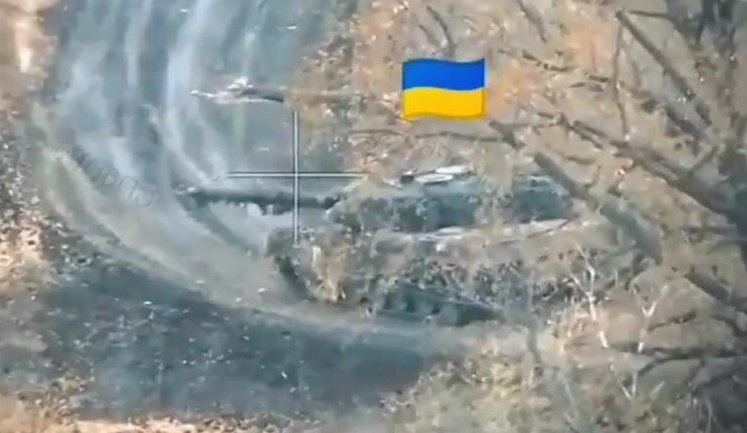 Ukrainian tankers on German Leopard 2A4 destroying enemy column of five armoured vehicles. VIDEO of battle