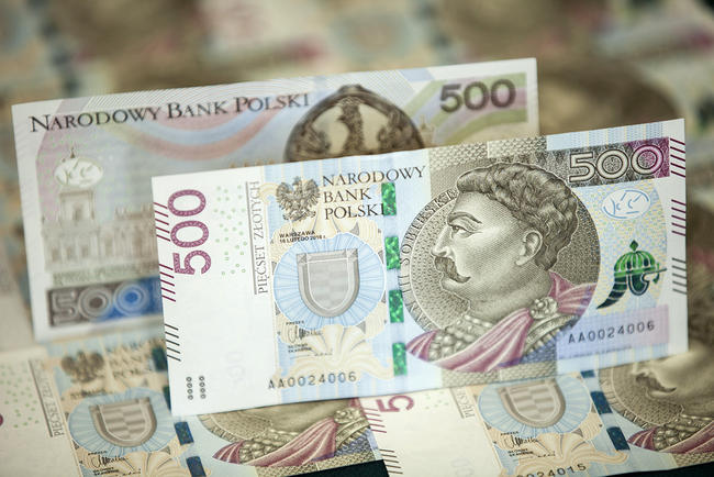 Польша ввела в обращение новую купюру достоинством 500 злотых 01