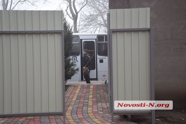 Мітинг за відставку губернатора Савченка в Миколаєві: будівлю облради охороняють сотні силовиків, азовці пройшли всередину, почалися сутички 15