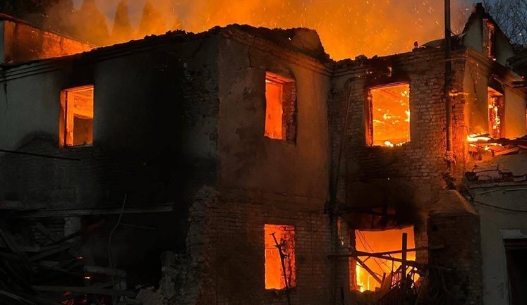 Россияне нанесли удар по критической инфраструктуре в Черниговской области: бушевали пожары, сгорело административное здание. ФОТОРЕПОРТАЖ