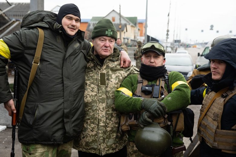 Ніхто не боїться Путіна та росіян: Порошенко привіз шоломи та озброєння захисникам на блокпост біля Києва 03