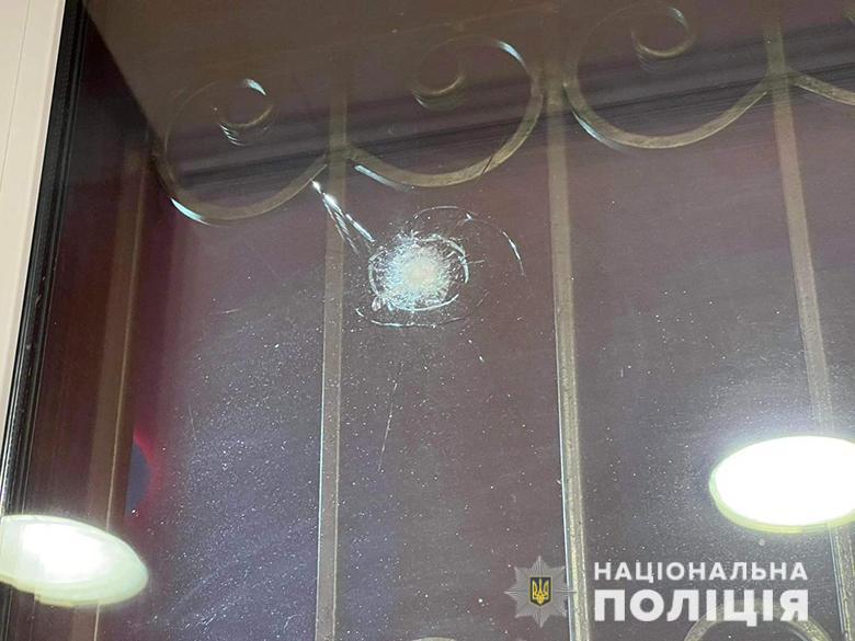 Обстрел окна редакции Гордон: полиция открыла производство 02