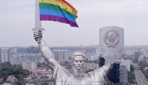В рамках Маршу Рівності Online в Києві запустили величезний веселковий прапор. ВIДЕО