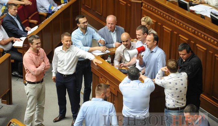 Group of MPs blocks Rada rostrum: bills considered amid noise and shouts. PHOTOS+VIDEO