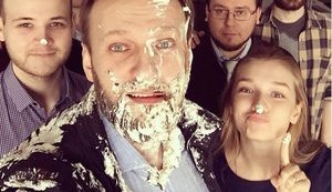 Навальный : "Какие-то клоуны зафигачили в меня два торта". ФОТО+ВИДЕО