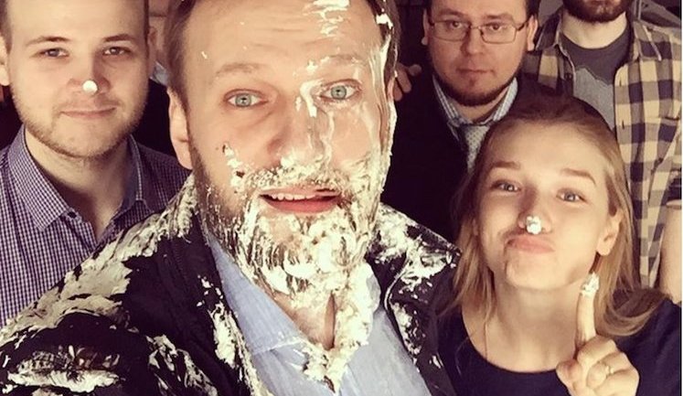 Навальный : "Какие-то клоуны зафигачили в меня два торта". ФОТО+ВИДЕО