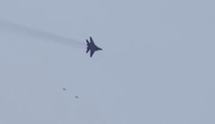 Екіпаж МіГ-29 влучним скидом авіабомби GBU-62 руйнує переправу в окупованій Василівці на Запоріжжі. ВIДЕО