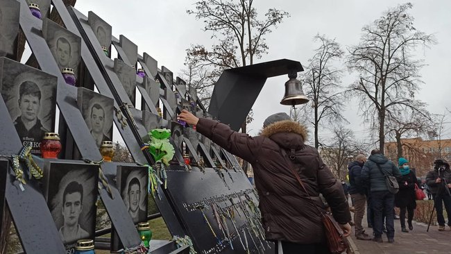 На аллее Героев Небесной Сотни установили Колокол Достоинства 04